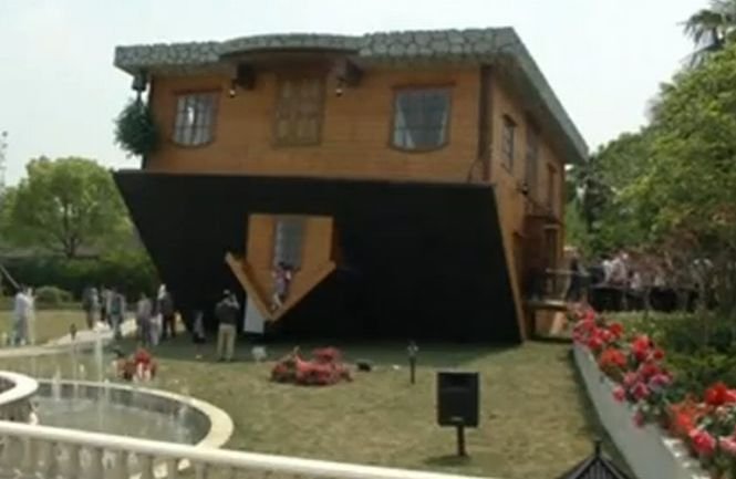 Casa răsturnată din Shanghai. Turiştii stau la coadă ore întregi ca să o viziteze