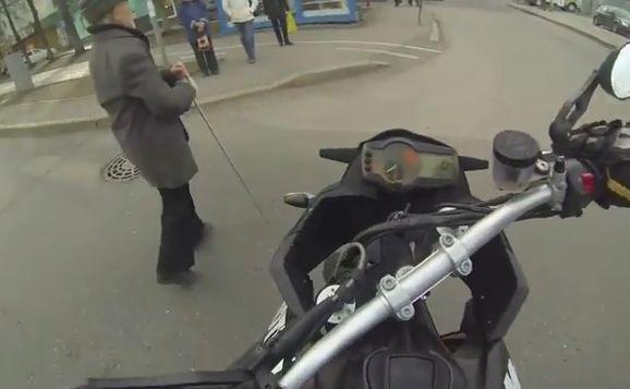 Gestul acestui motociclist a strâns jumătate de milion de vizualizări în patru zile