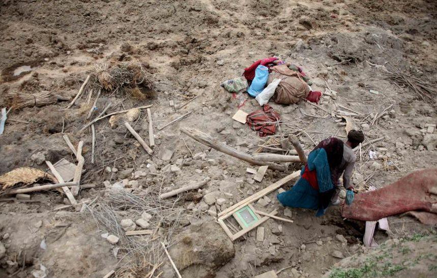 Afganistan: Operaţiunea de căutare a celor circa 2.000 de morţi a fost abandonată. Zona, declarată GROAPĂ COMUNĂ 257914