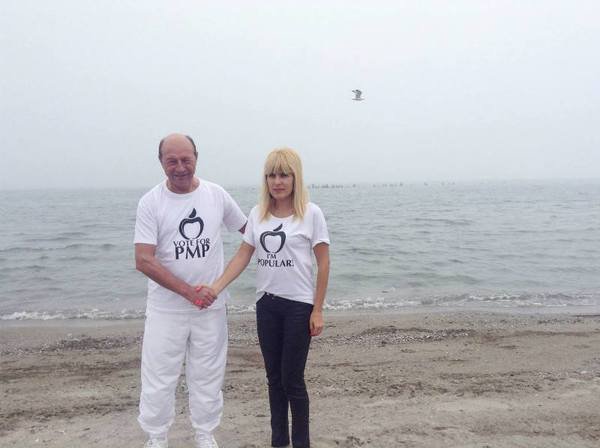 Cum explică Băsescu poza pe care a făcut-o cu Udrea, la malul mării: &quot;Eram într-o zi de vacanţă&quot;