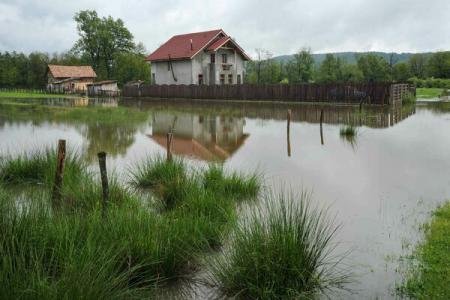 Imaginea dezolantă a României: gospodării inundate, alunecări de teren, drumuri și poduri afectate din cauza inundațiilor 
