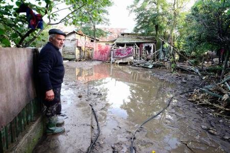 O sută de locuinţe au fost afectate de inundaţii în Argeş
