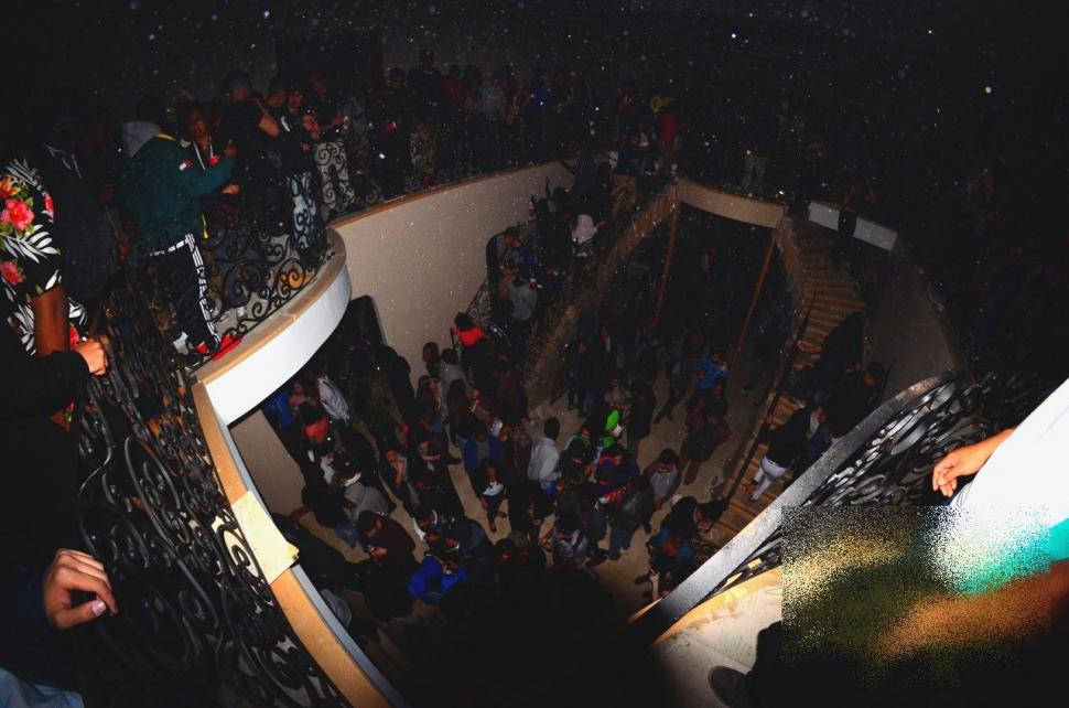 A făcut MAREA greşeală să anunţe pe Facebook că dă petrecere la el acasă. Ce a urmat este greu de imaginat 258272