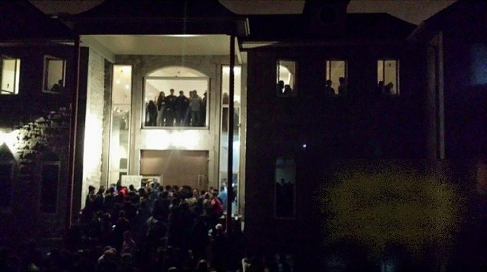 A făcut MAREA greşeală să anunţe pe Facebook că dă petrecere la el acasă. Ce a urmat este greu de imaginat 258273