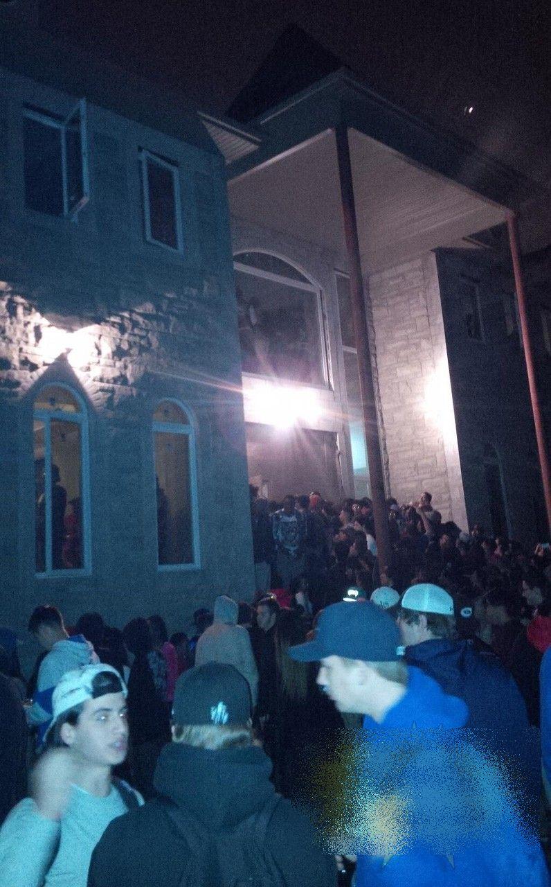 A făcut MAREA greşeală să anunţe pe Facebook că dă petrecere la el acasă. Ce a urmat este greu de imaginat 258274