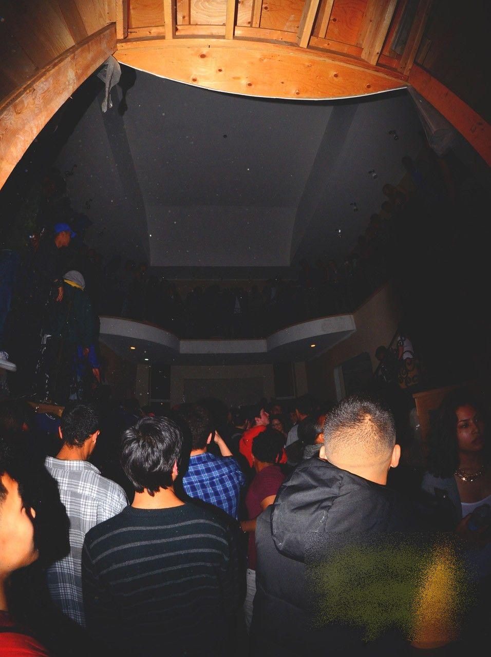 A făcut MAREA greşeală să anunţe pe Facebook că dă petrecere la el acasă. Ce a urmat este greu de imaginat 258275