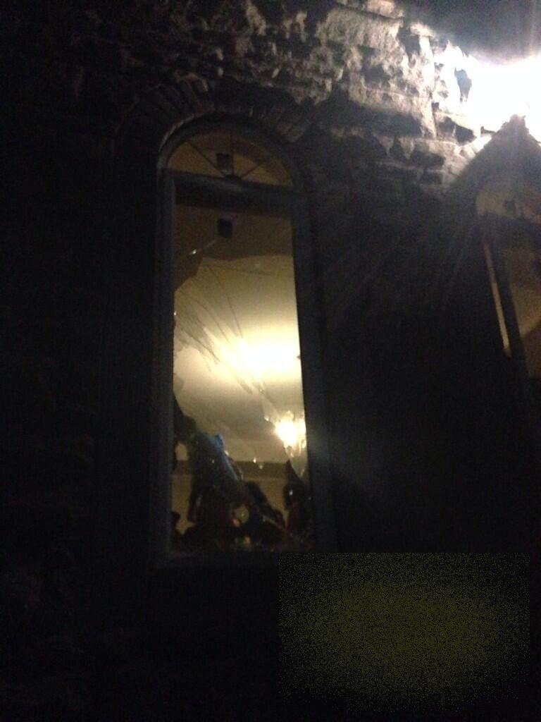 A făcut MAREA greşeală să anunţe pe Facebook că dă petrecere la el acasă. Ce a urmat este greu de imaginat 258278