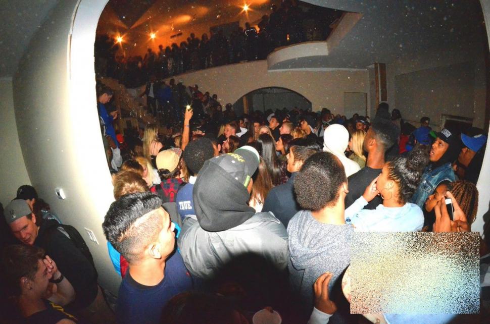 A făcut MAREA greşeală să anunţe pe Facebook că dă petrecere la el acasă. Ce a urmat este greu de imaginat 258279