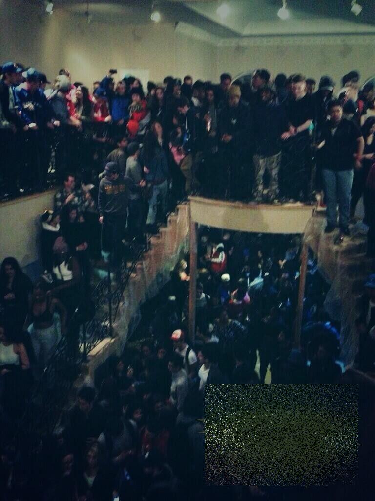 A făcut MAREA greşeală să anunţe pe Facebook că dă petrecere la el acasă. Ce a urmat este greu de imaginat 258280