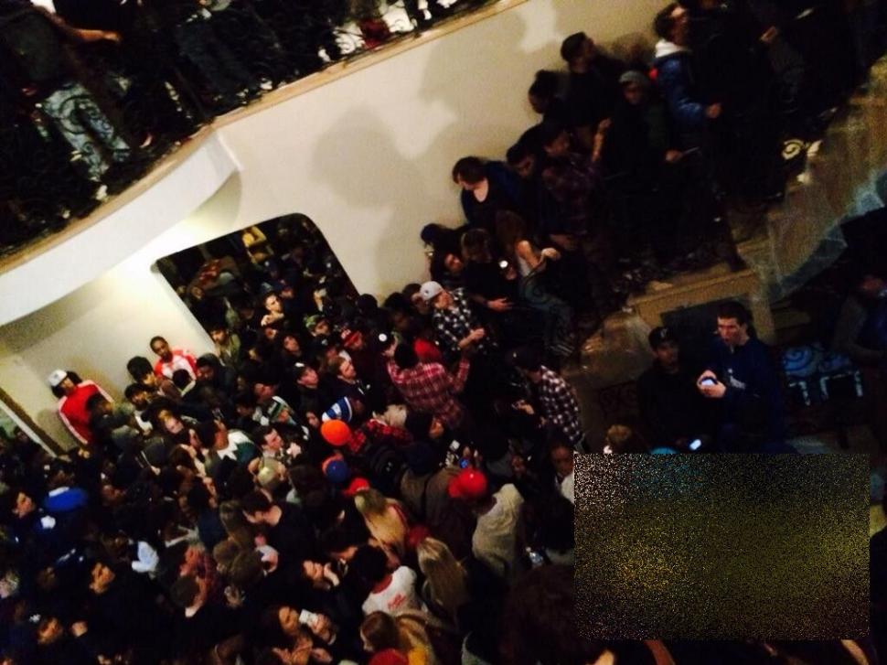 A făcut MAREA greşeală să anunţe pe Facebook că dă petrecere la el acasă. Ce a urmat este greu de imaginat 258281