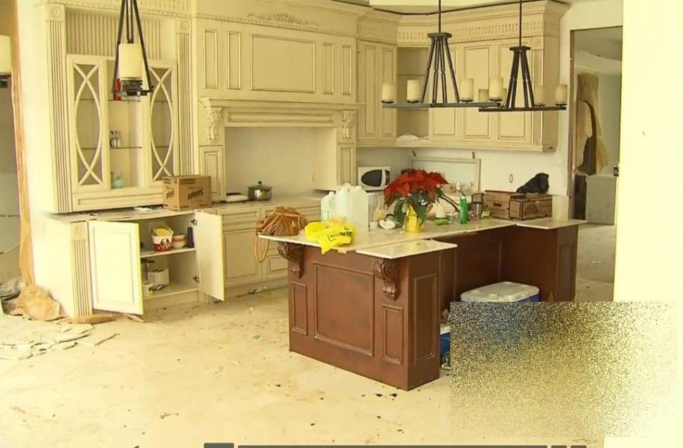 A făcut MAREA greşeală să anunţe pe Facebook că dă petrecere la el acasă. Ce a urmat este greu de imaginat 258290