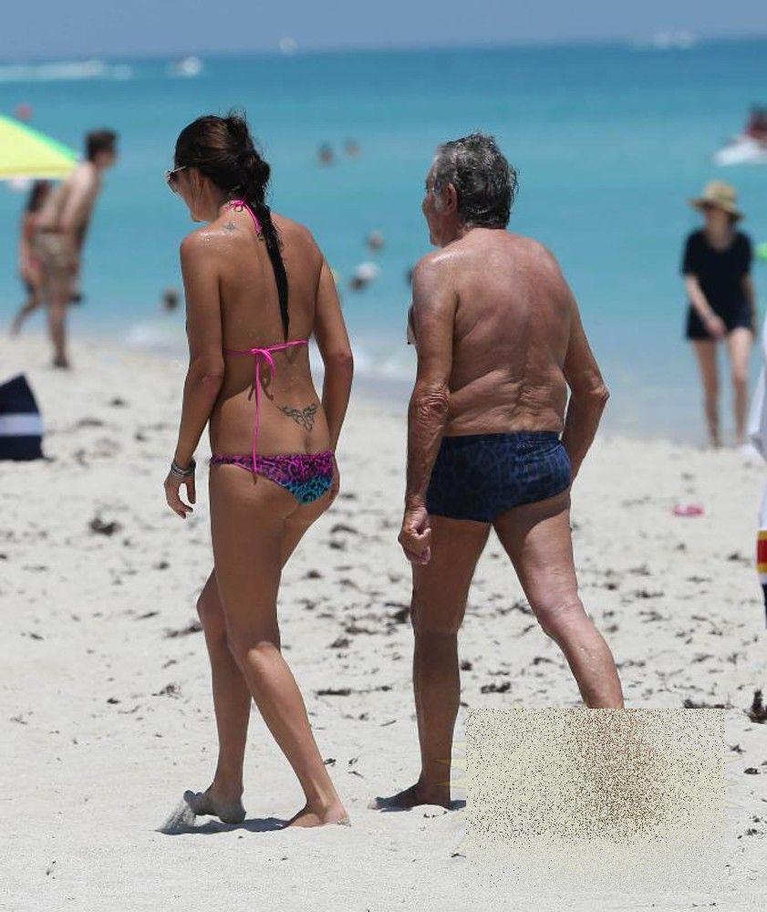 Când dragostea e oarbă. Cum arată iubitul acestei superbe tinere. "Cad pieile de pe el. Arată ca o stafidă" 258301