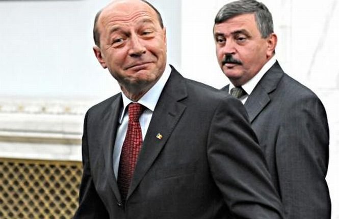 Ponta: În timp ce tăia pensiile şi salariile românilor, Băsescu lua teren la Nana