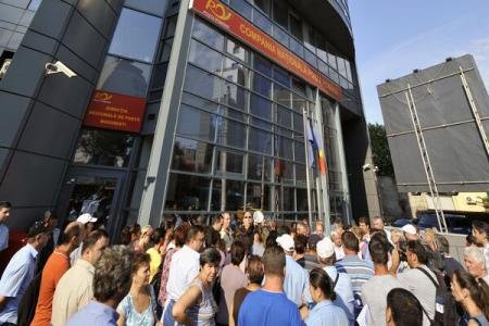 Protest la Poşta Română! Peste 150 de persoane au ieşit în stradă cerând demiterea directorului general 