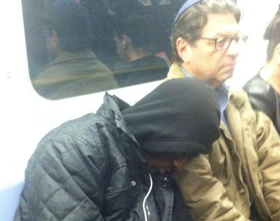 Care a fost reacţia acestui EVREU după ce un NEGRU a adormit cu capul pe umărul său în metrou