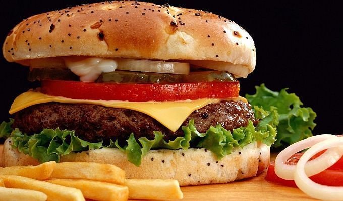 Cum s-a născut Hamburgerul, chifteluţa americană cu nume nemţesc?