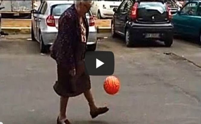 Dragostea pentru fotbal nu are vârstă! O bunicuţă din Roma face &quot;picurele&quot; cu mingea