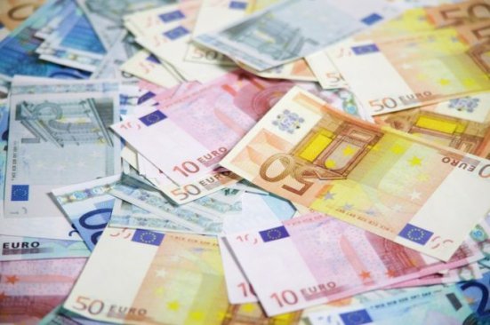 Risipă de bani la CNADNR. 200.000 de euro pe bănci, mese şi coşuri de gunoi