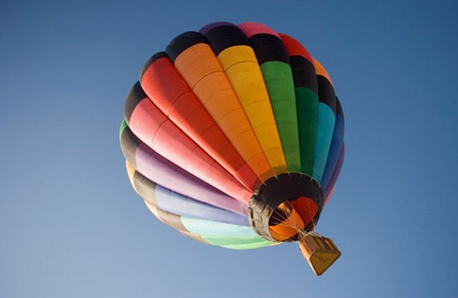 Trei persoane date dispărute, după ce un balon cu aer cald s-a prăbuşit