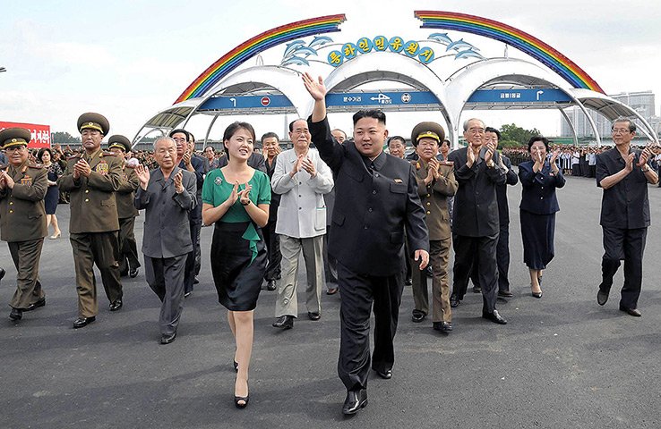 Coreea de Nord pregăteşte ceva. Kim Jong-un, filmat alături de soţia sa în timp ce se aflau într-o bază militară