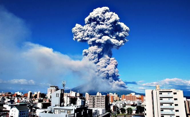 Japonia. Erupţia vulcanului Sakurajima a ridicat un nor de cenuşă la peste 4500 de m