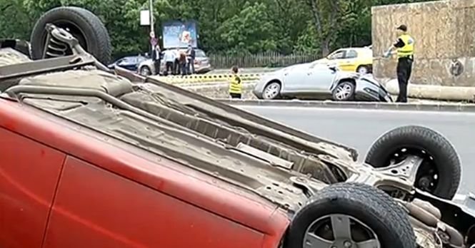 O şoferiţă neatentă a plonjat cu maşina în Fântâna Mioriţa din Capitală