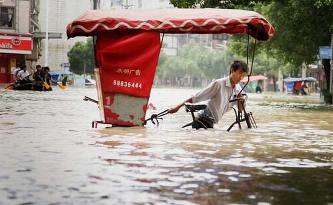 Ploi torenţiale şi inundaţii de proporţii în China. Peste 1 milion de oameni sunt SINISTRAŢI