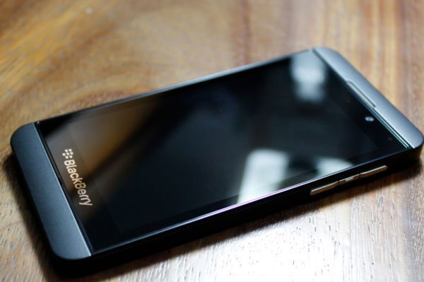 BlackBerry lansează în premieră un telefon &quot;ieftin&quot;