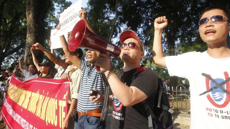Protestatarii anti-chinezi au incendiat 10 fabrici din Vietnam