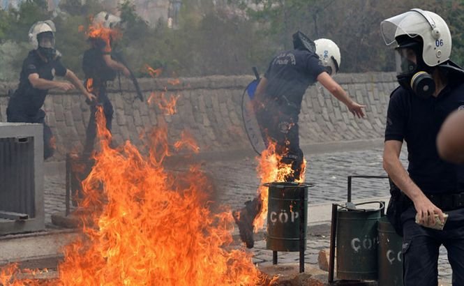 Proteste violente în mai multe oraşe din Turcia după accidentul minier de ieri seară. Coloana oficială a premierului Erdogan a fost atacată