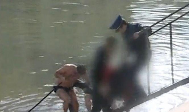 Imagini dramatice! Tânăr de 26 de ani salvat de trecători din râul Dâmboviţa