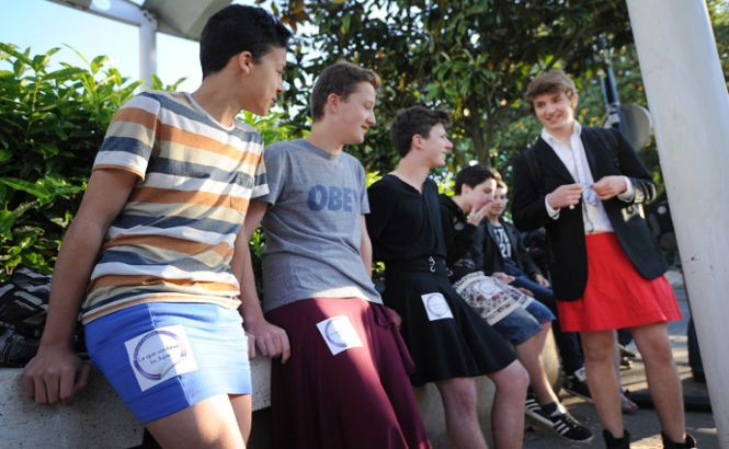 Noua modă din şcolile franceze, &quot;băieţii cu fuste&quot;, a generat antipatia conservatorilor