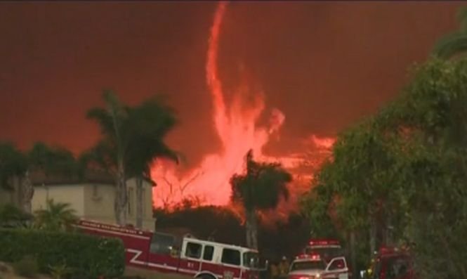 O tornadă de foc s-a format într-un cartier din San Diego. Vezi imagini cu &quot;focul Diavolului&quot;