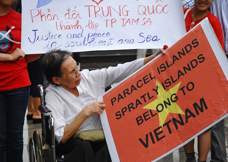 Violenţele continuă în Vietnam. Sute de fabrici atacate de protestatari