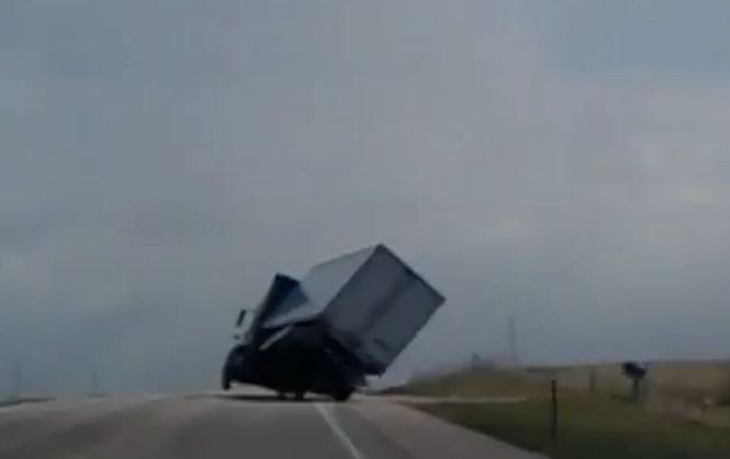 Imagini terifiante în SUA! Camion cât pe ce să fie luat de vânt