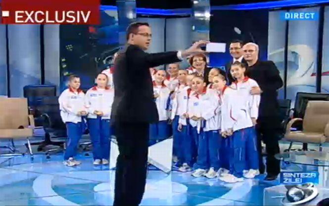 Cel mai tare selfie din România! Mihai Gâdea s-a fotografiat alături de campioanele europene la gimnastică şi de premierul Ponta