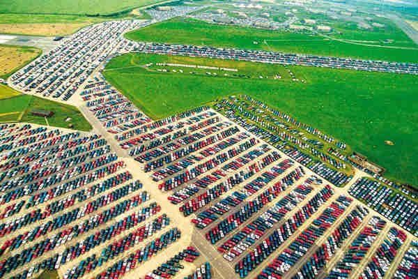 Cimitirul maşinilor noi. Imagini făcute din aer, care arată CRIZA din industria auto 259872