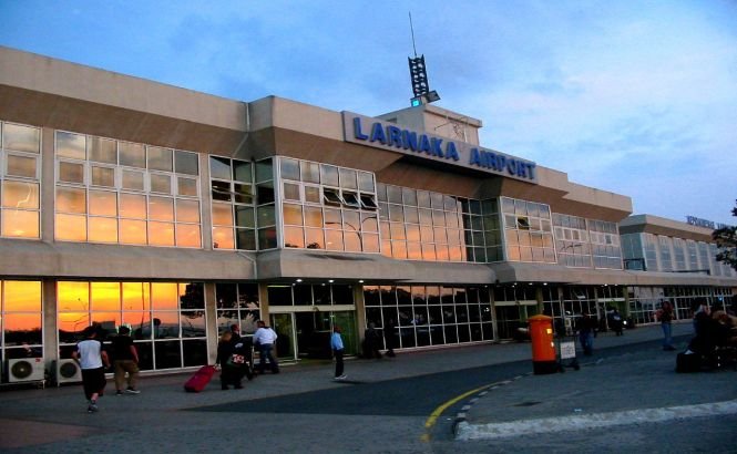 Principalul aeroport din Cipru a fost EVACUAT! Un telefon anonim anunţa prezenţa unei bombe