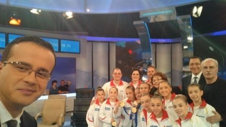 The best selfie in Romania! Mihai Gâdea  took a picture of  himself with the European champions in  gymnastics and Premier Ponta