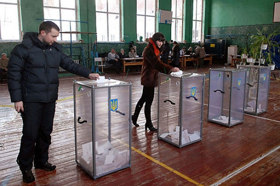 Ucrainenii &quot;îşi riscă viaţa&quot; pentru a vota duminică, în ziua alegerilor europene. Vezi cine spune asta