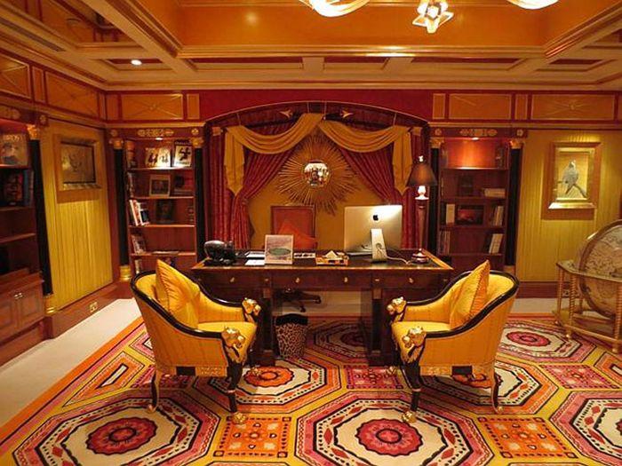 Aşa arată camera de hotel pentru care un ROMÂN ar trebui să muncească ŞASE ANI ca să stea O NOAPTE 260263