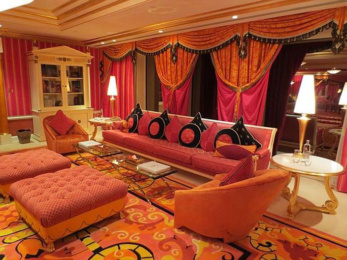 Aşa arată camera de hotel pentru care un ROMÂN ar trebui să muncească ŞASE ANI ca să stea O NOAPTE
