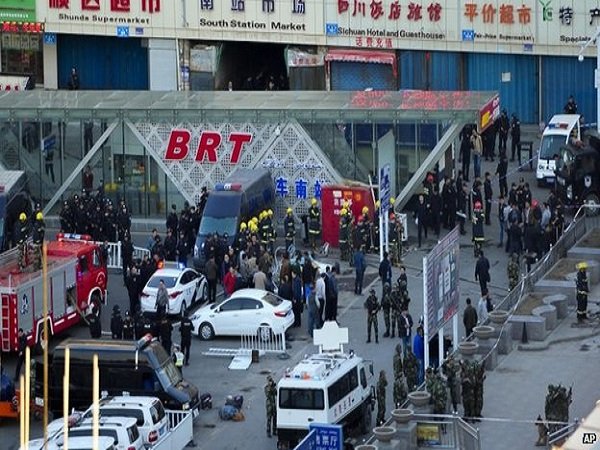 Atentat în &quot;Parcul Poporului&quot;. 31 de morţi şi 90 de răniţi în urma exploziilor din piaţa Xinjiang