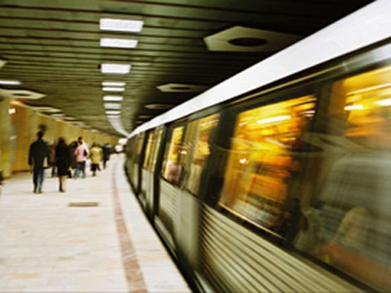 Bărbatul care s-ar fi sinucis aruncându-se în faţa metroului era AVOCATUL afaceristului Dan Adamescu
