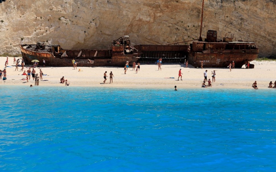 Cum să naufragiezi pe cea mai frumoasă plajă din Grecia