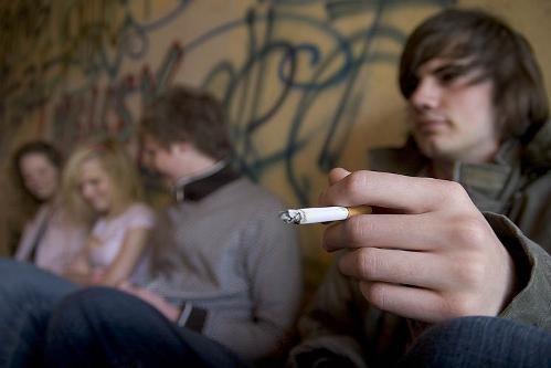 Statistici ÎNGRIJORĂTOARE despre adolescenţii români. Consumă alcool, tutun sau DROGURI de la vârste foarte mici
