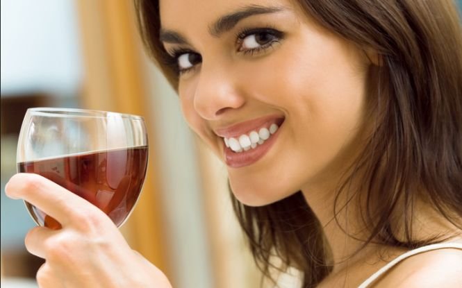 Studiu: Vinul roşu previne apariţia cariilor