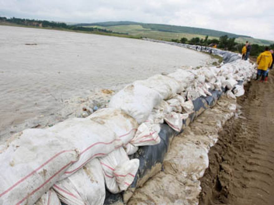 Viitura de pe Dunăre le-ar putea distruge TOT, dar sătenii &quot;se pregătesc&quot; de furia naturii... la CÂRCIUMĂ
