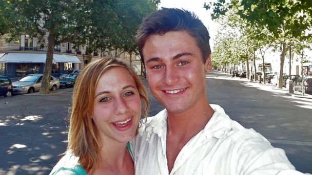 Un tânăr a călătorit 4 ani în 26 de ţări pentru a-şi cere iubita de soţie