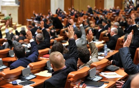 Moţiunea de cenzură depusă de PNL, dezbătută în plenul Parlamentului